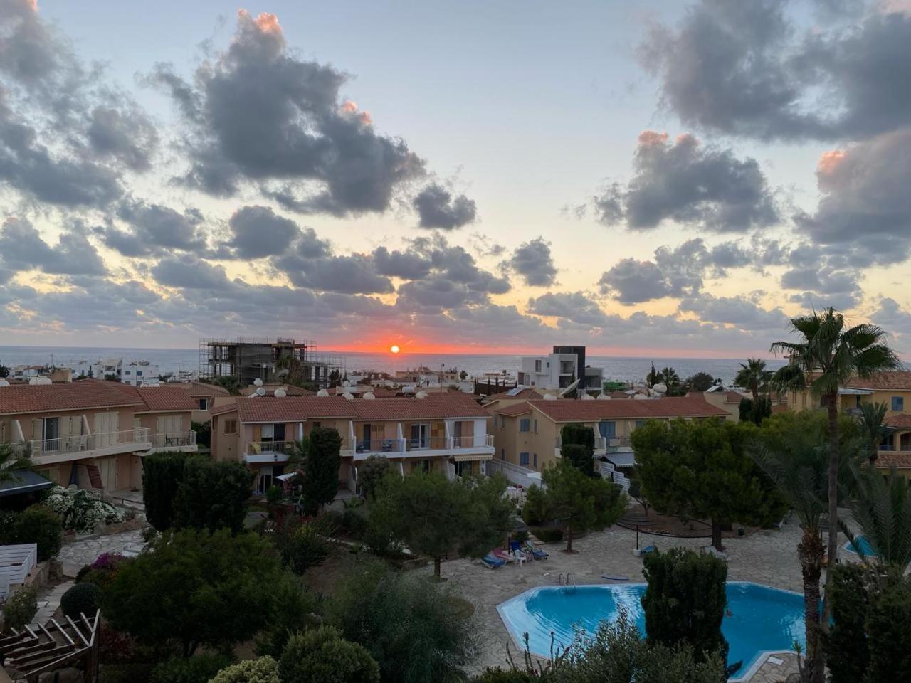 Newly Renovated- Regina Gardens 1, Venus Beach 500 M, Sea&Sunsets View, License Ooo7141 Paphos Bagian luar foto